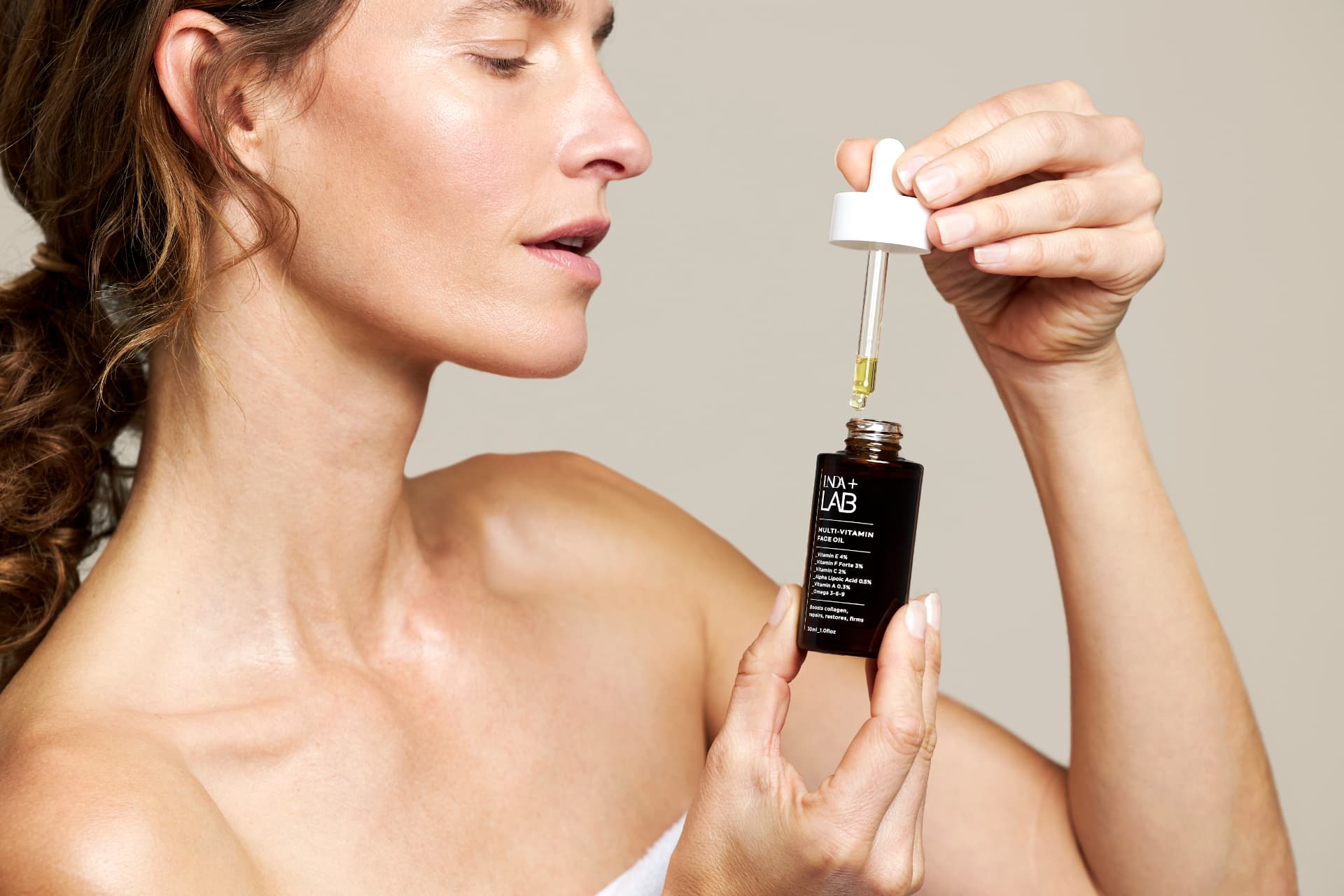 Жінка наносить олію LNDA+LAB Multi-Vitamin Face Oil