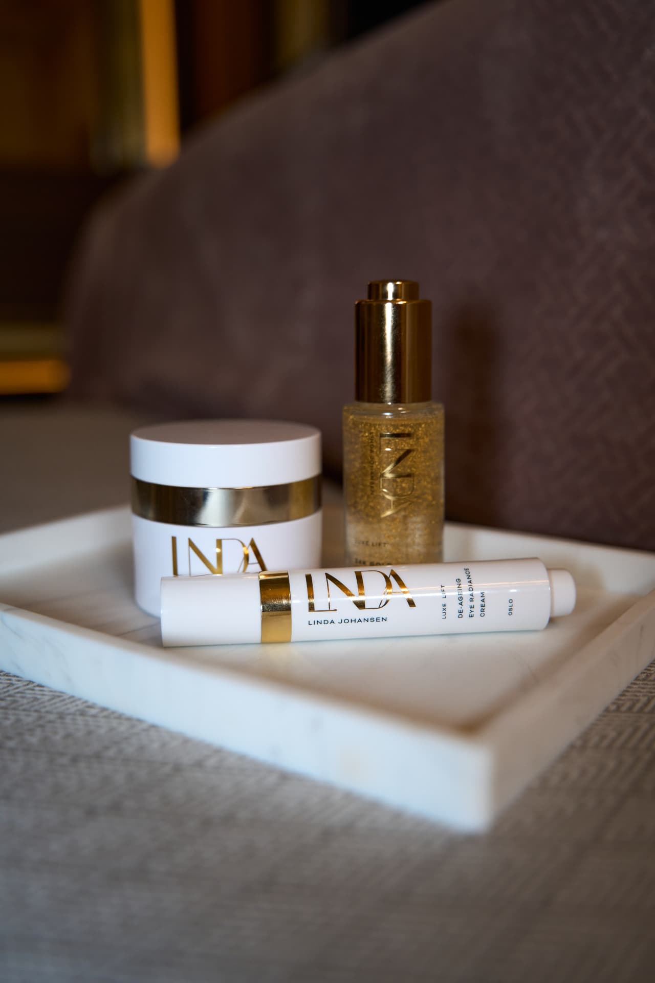 Засоби LNDA Luxe Lift на мармуровій таці